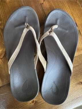 OluKai Comfort Flip Flops Sandals Women’s Size 6